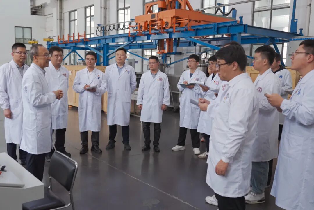 杨斌(左一)带领团队攻克一系列技术难题.jpg